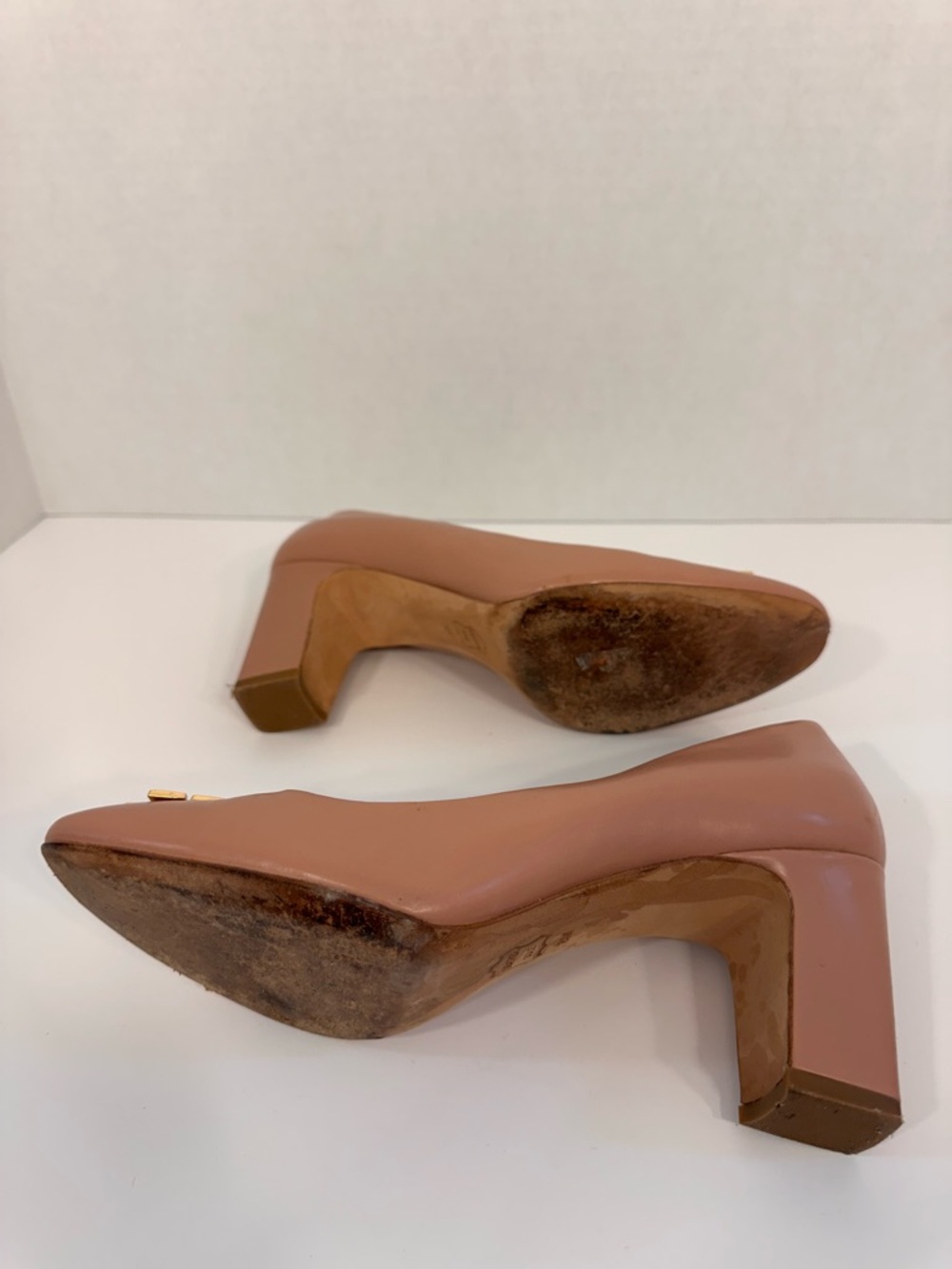 Tory Burch Dusty Rose Leather Block Heel Pumps with Gold Logo - Picture 3 of 9